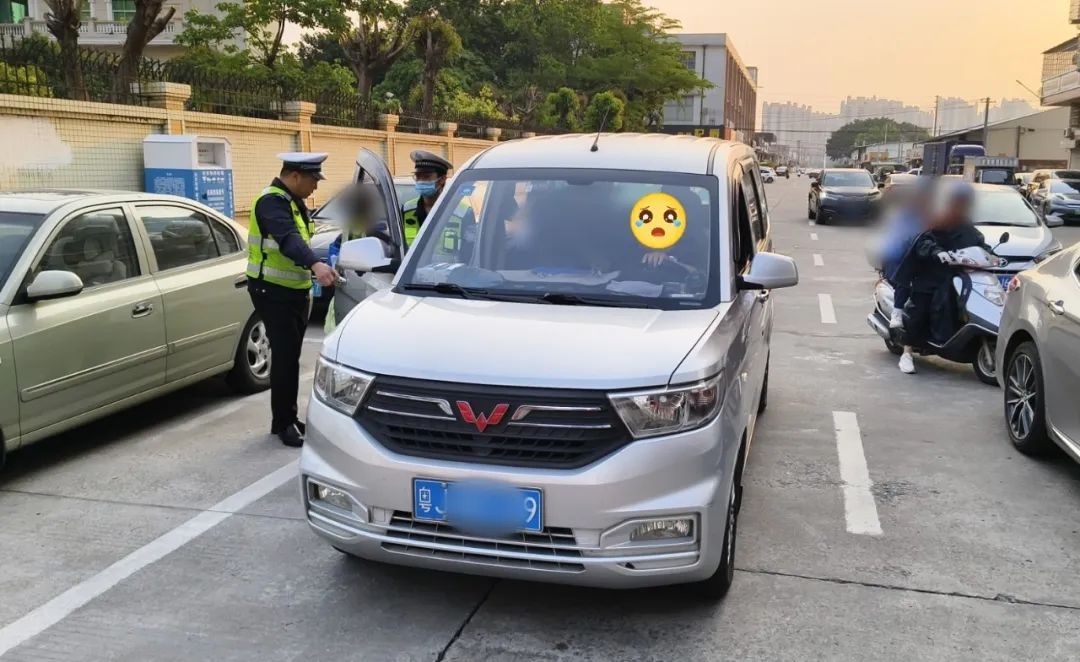 黑校车横行校园周边，你家孩子的安全谁来保障？  第2张
