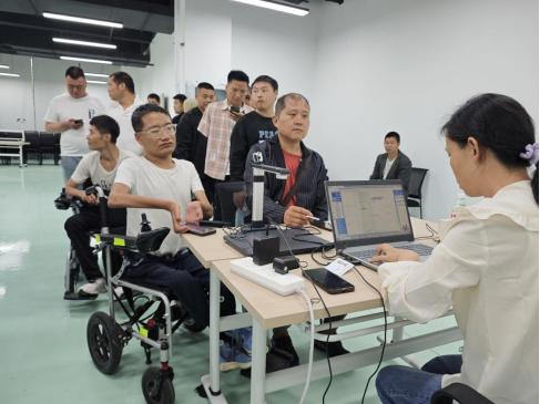 5月8日襄阳东津新区为残障人士开展社保卡制卡换卡活动？暖心  第2张