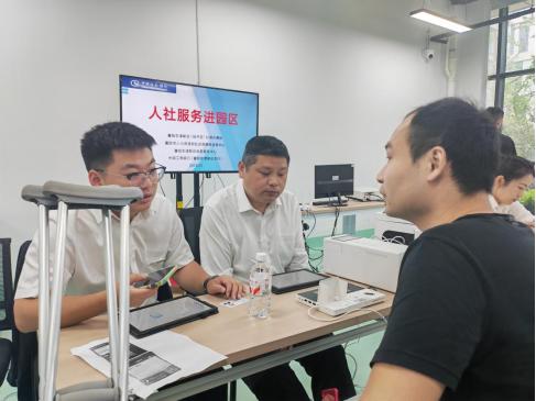 5月8日襄阳东津新区为残障人士开展社保卡制卡换卡活动？暖心  第3张
