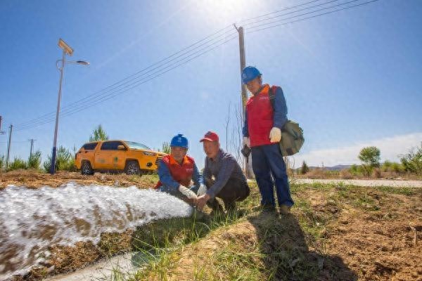 今年地里干旱？供电公司这波操作太牛，农户心里踏实了