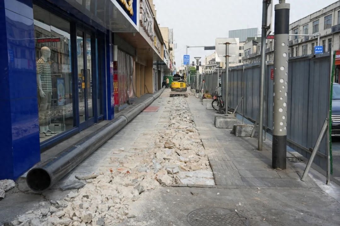 污水管道年久失修致路面积水，百姓行路难？各方迅速行动解民忧