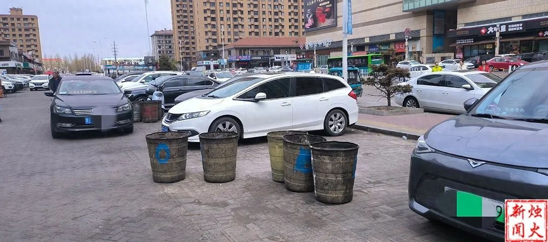 让胡路区万达广场周边乱象丛生！烧烤店占道僵尸车滞留，出行咋就这么难？