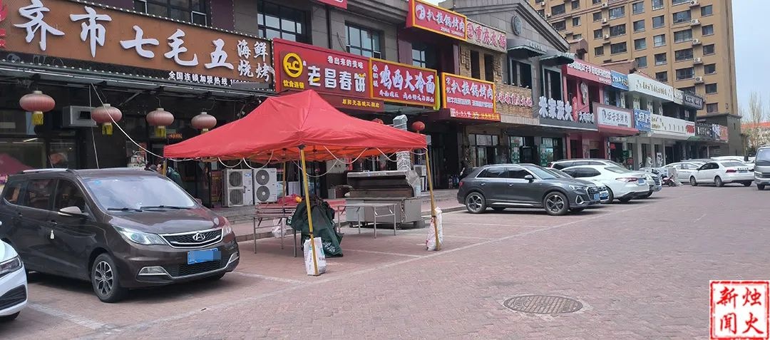 让胡路区万达广场周边乱象丛生！烧烤店占道僵尸车滞留，出行咋就这么难？  第2张