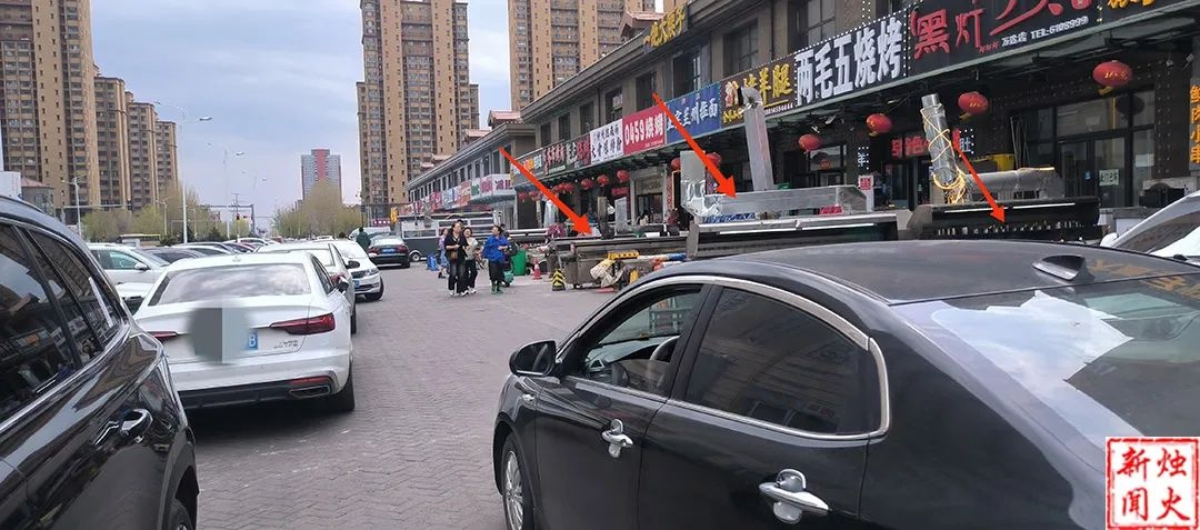 让胡路区万达广场周边乱象丛生！烧烤店占道僵尸车滞留，出行咋就这么难？  第3张