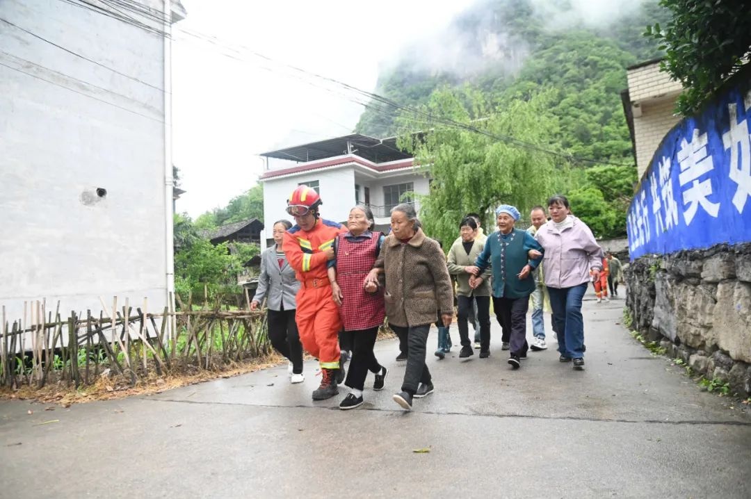 5月8日乌罗镇峰岩村汛期演练！敲锣示警有多重要？你知道吗？  第6张