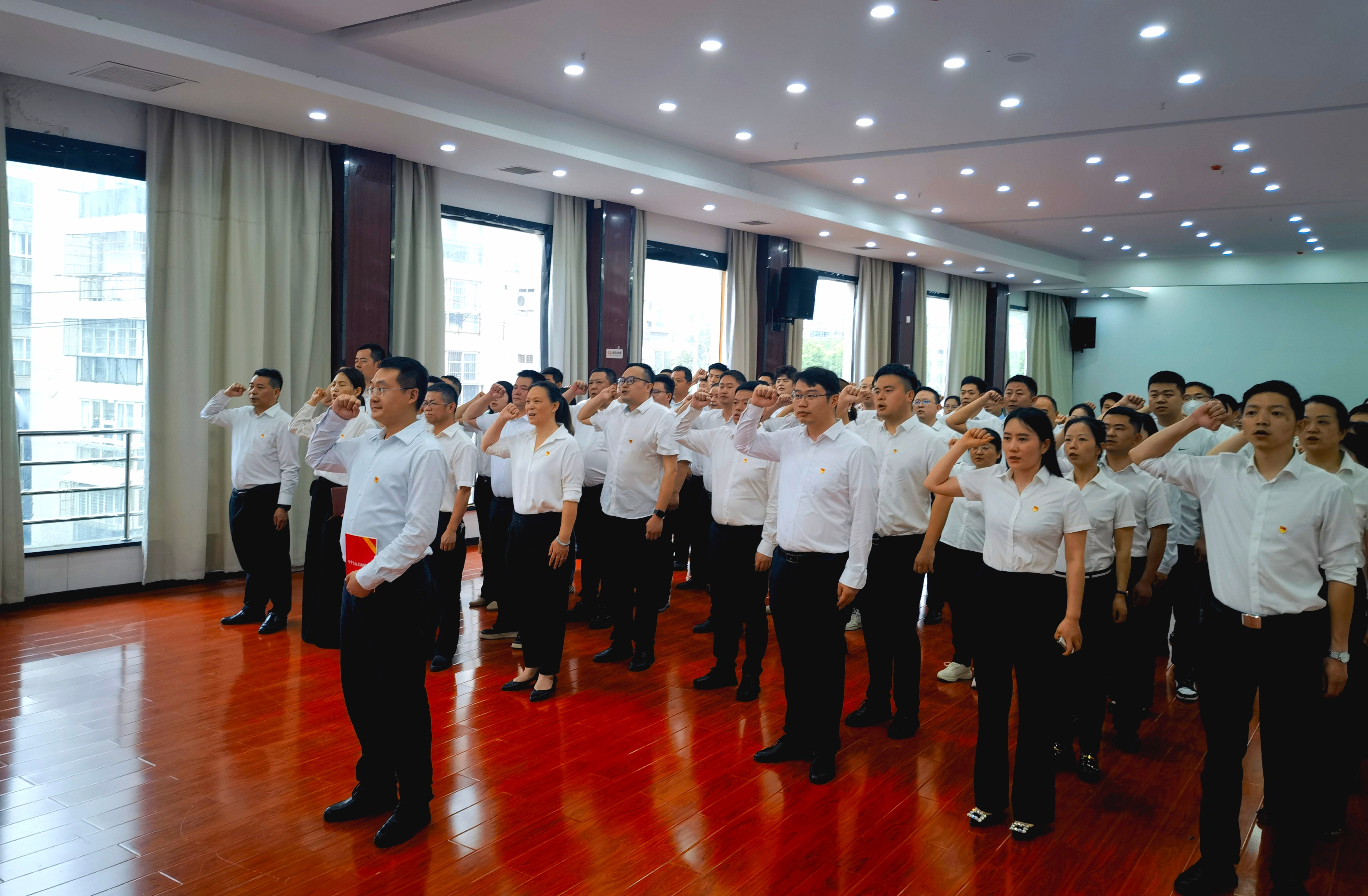 市政府国资委为何组织 70 余名国资国企干部职工进行宪法宣誓？  第2张