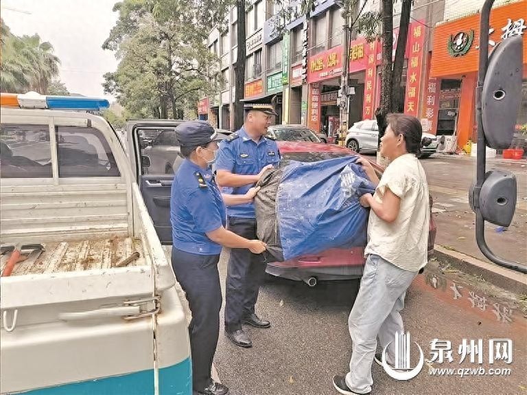 雨天！城管化身临时快递员护送50多件包裹回家？背后故事超暖心
