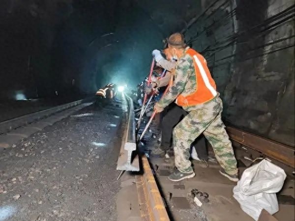 1800余人12天整修北同蒲线！170趟列车咋通行？安全隐患咋消除？