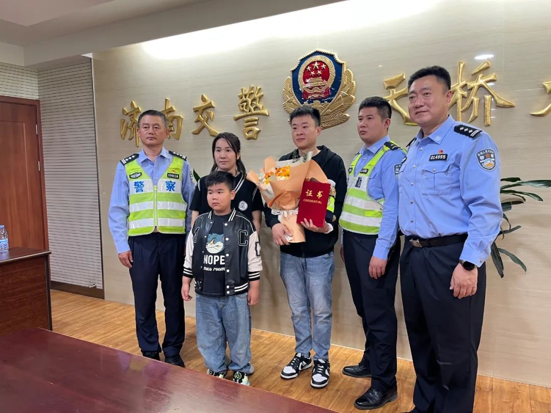 大风刮倒大树困住轿车母子！交警援手无果时他竟出现？  第3张