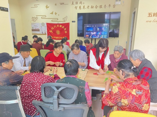 母亲节！武汉这社区竟办趣味活动，老人秒变花仙子？  第2张
