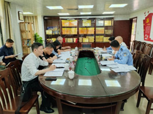 海珠区分局创新机制化解 20 余年历史遗留办证难题？咋做到的