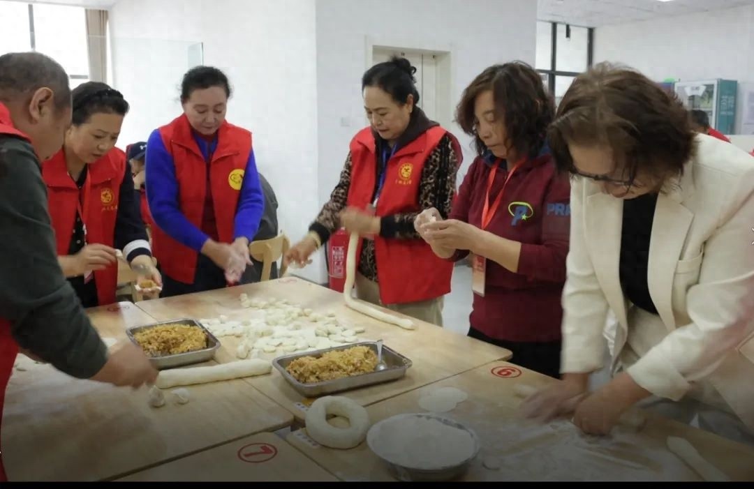 母亲节！市委社工部等走进养老服务中心，为银龄母亲送祝福？