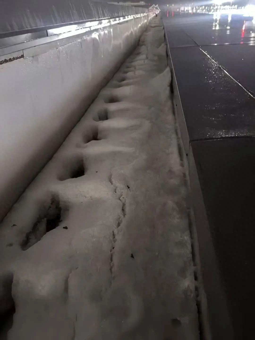5月8日晚西安咸阳国际机场T5航站楼局部漏雨刮风！漏雨原因究竟为何？