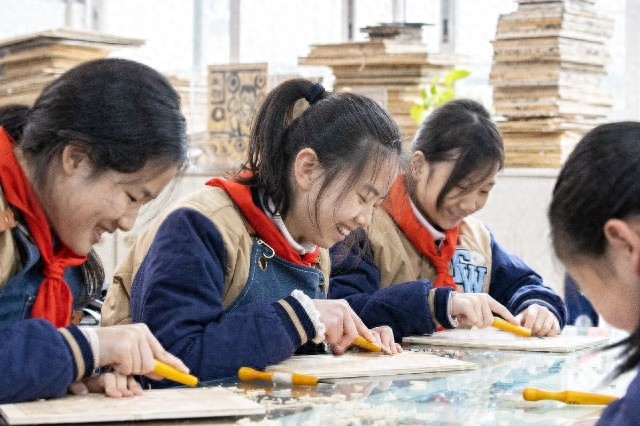 小学生在甲马木刻版画兴趣课上开心创作，这是艺术的魅力？