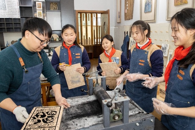 小学生在甲马木刻版画兴趣课上开心创作，这是艺术的魅力？  第2张