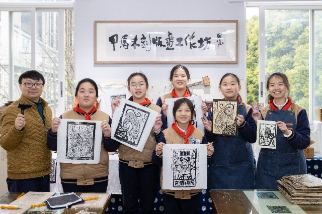 小学生在甲马木刻版画兴趣课上开心创作，这是艺术的魅力？  第3张