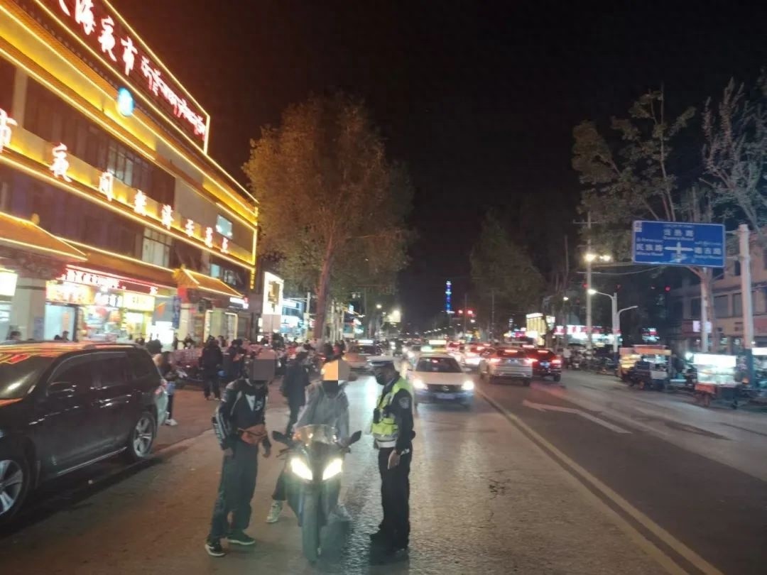拉萨城西大队强力整治车辆违停！你所在路段被整治了吗？