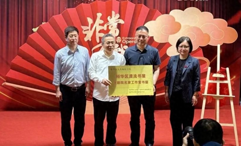 劳模精神宣传画展暨朗诵会启幕！裕华区公共文化服务添新阵地？