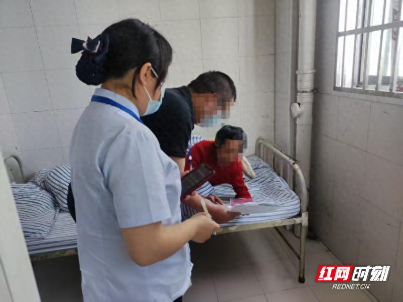 特困群众无身份证咋领救助金？这家银行上门办卡解难题