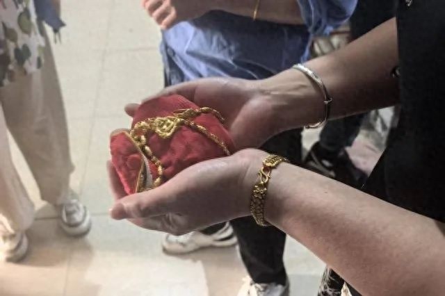 打工夫妻 5 万多元金器离奇失踪？真相令人哭笑不得