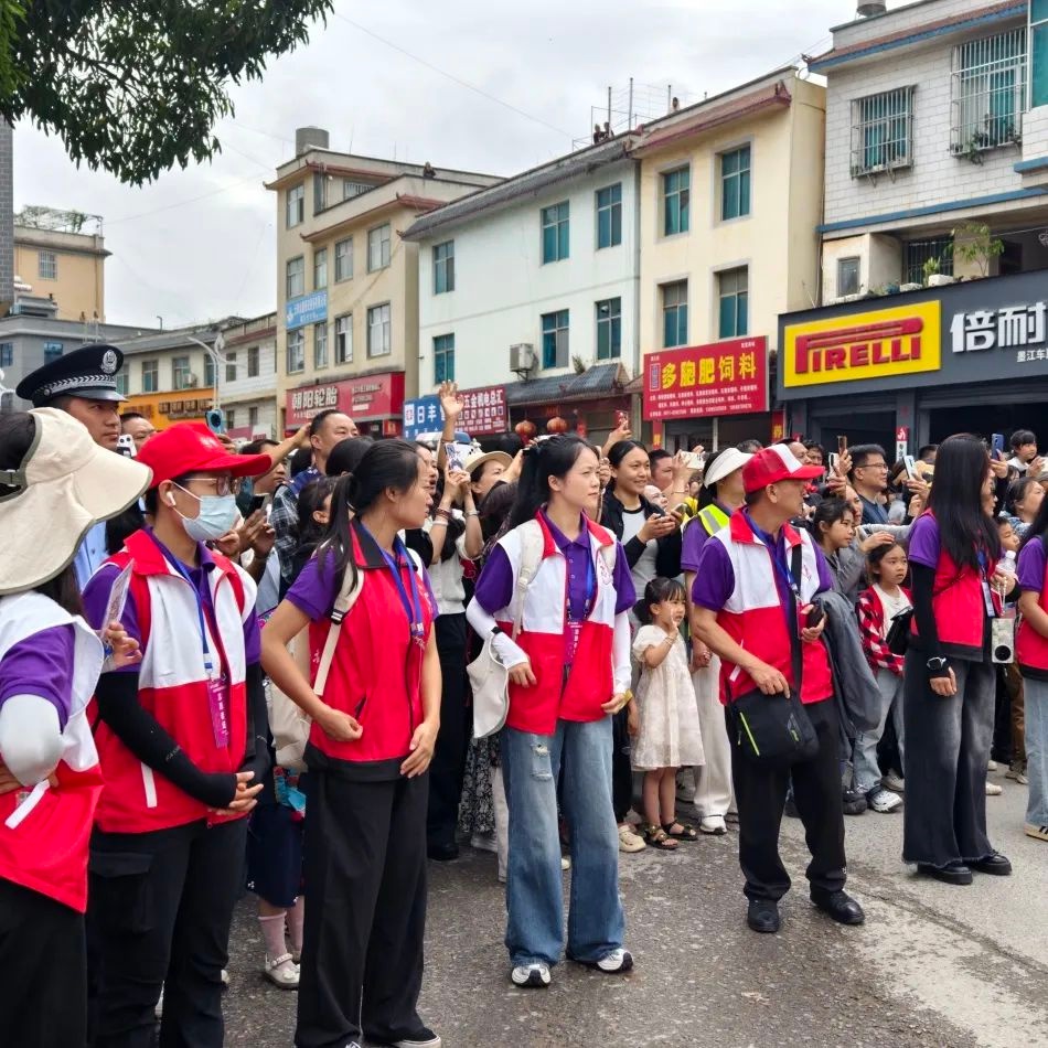 五一墨江双胞胎节狂欢背后！是谁在默默守护城市的整洁与绿意？  第2张