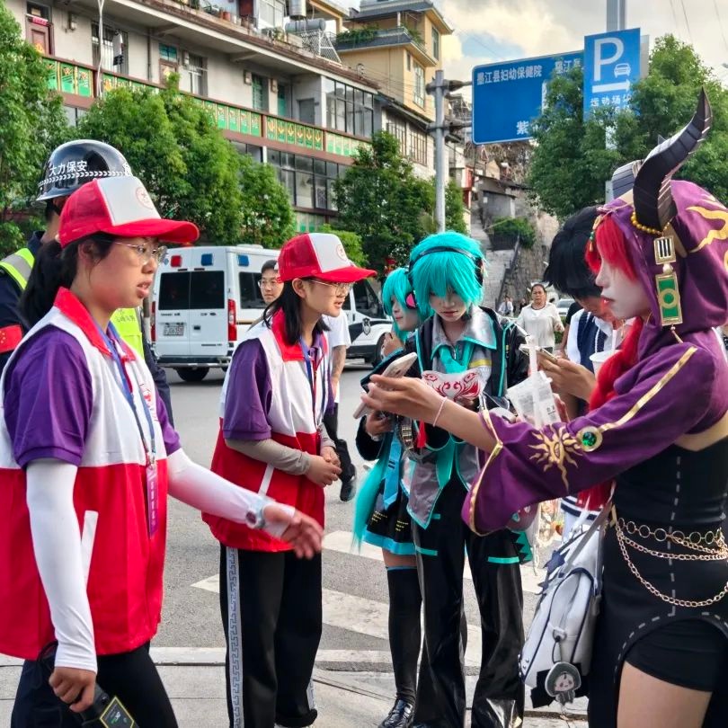 五一墨江双胞胎节狂欢背后！是谁在默默守护城市的整洁与绿意？  第4张