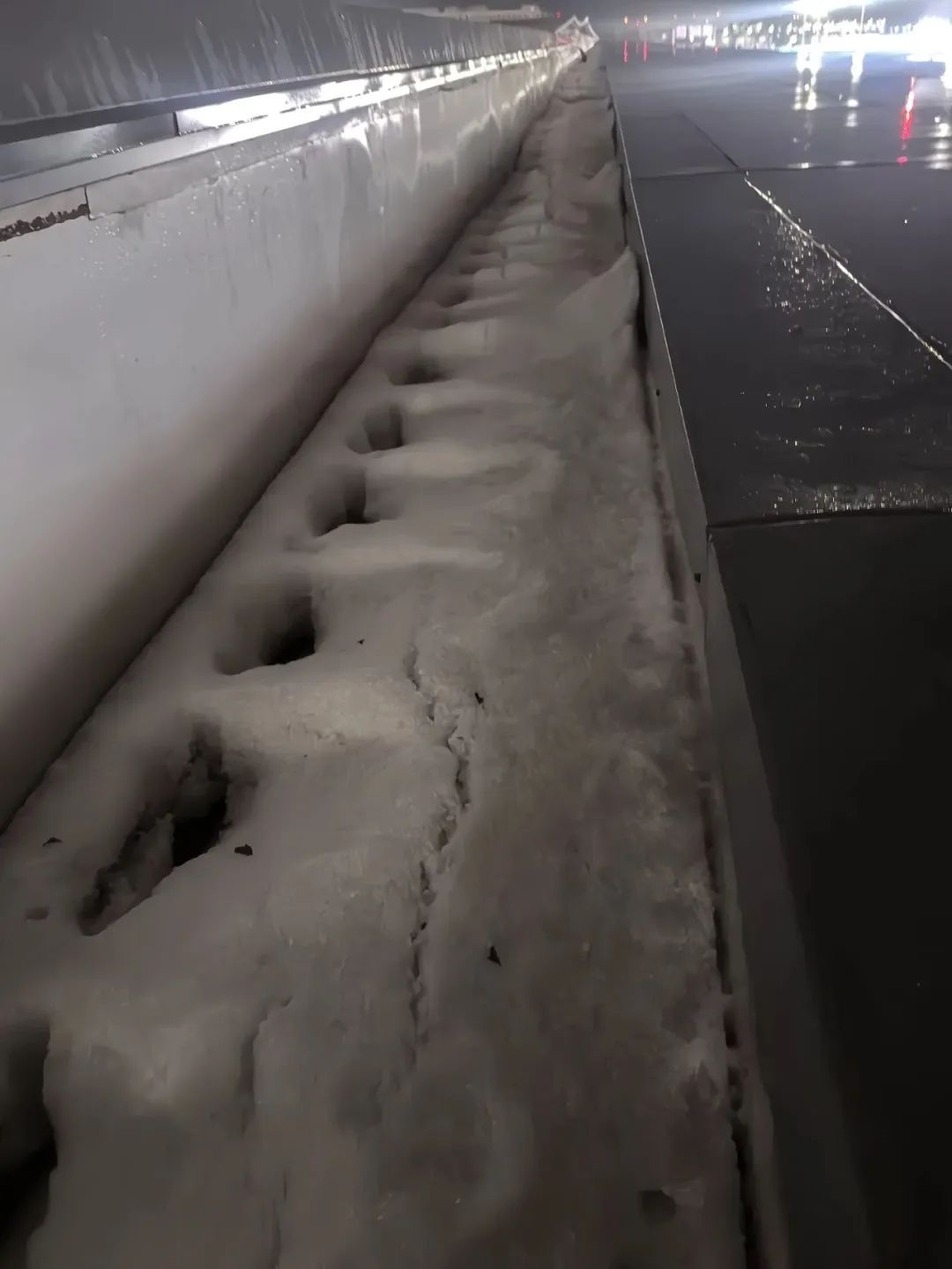 西安咸阳国际机场 T5 航站楼暴雨成水帘洞？乘客竟只能这样躲雨  第4张