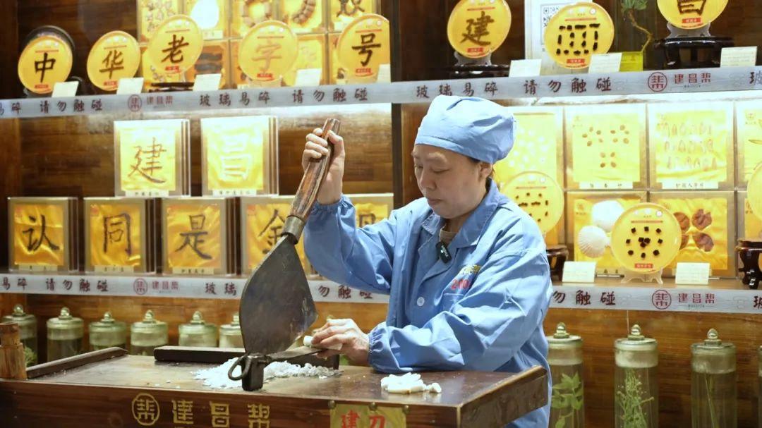 农家妇女凭一把药刀完成蝶变！她的传奇人生你敢信？