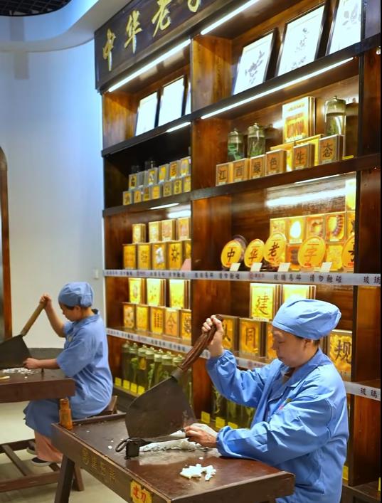农家妇女凭一把药刀完成蝶变！她的传奇人生你敢信？  第2张