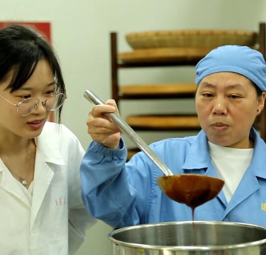 农家妇女凭一把药刀完成蝶变！她的传奇人生你敢信？  第5张