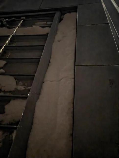 5月8日西安机场T5航站楼漏雨！极端天气致航班大乱？  第2张