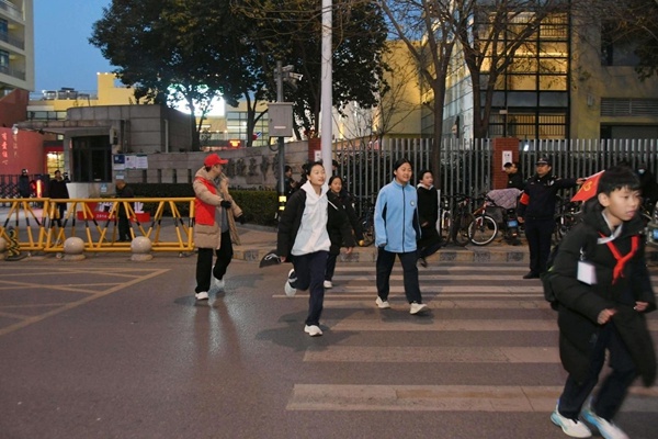 放学高峰期也能秩序井然？浐灞欧亚中学的护学小分队是如何做到的  第2张