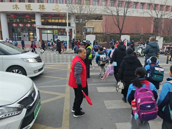 放学高峰期也能秩序井然？浐灞欧亚中学的护学小分队是如何做到的  第4张