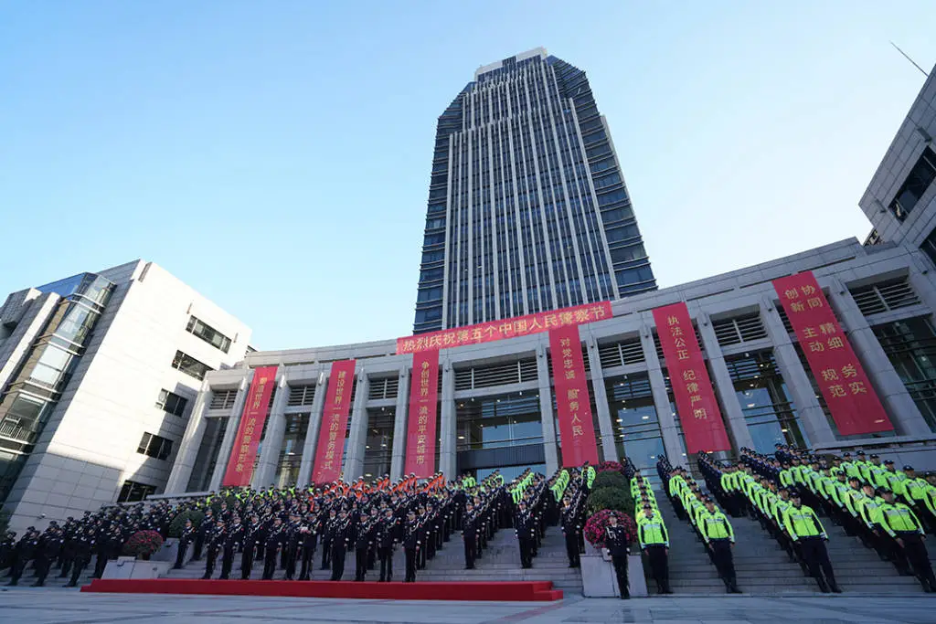 上海公安民警如何以昂扬斗志迎接第五个中国人民警察节？