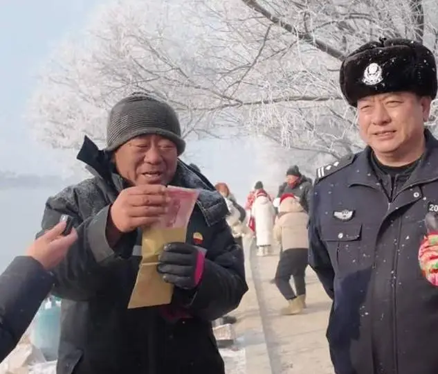 大爷好心垫付3700元医药费，女游客却一声不吭离开！这钱该不该还？
