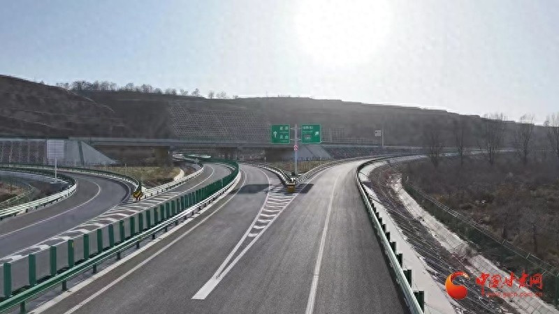 崇信县如何通过高速交通和农村公路建设，实现经济腾飞与乡村振兴的双赢？
