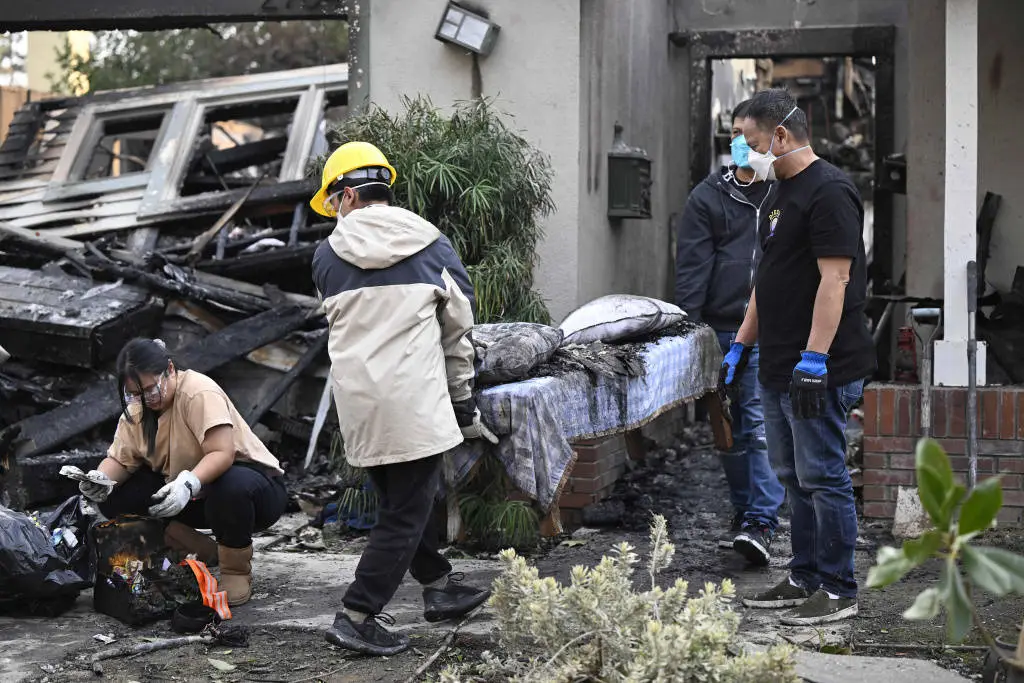 洛杉矶山火肆虐，10人死亡、10000栋房屋被毁！灾难何时才能结束？  第9张