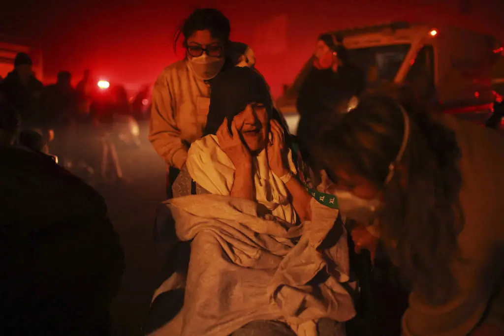 洛杉矶山火肆虐，10人死亡、10000栋房屋被毁！灾难何时才能结束？  第3张