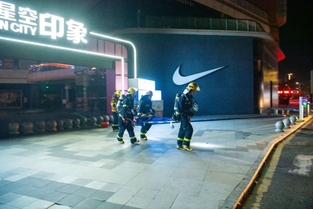 2025年惠州印象城突发火灾！138名消防员如何应对这场无预案演练？  第5张
