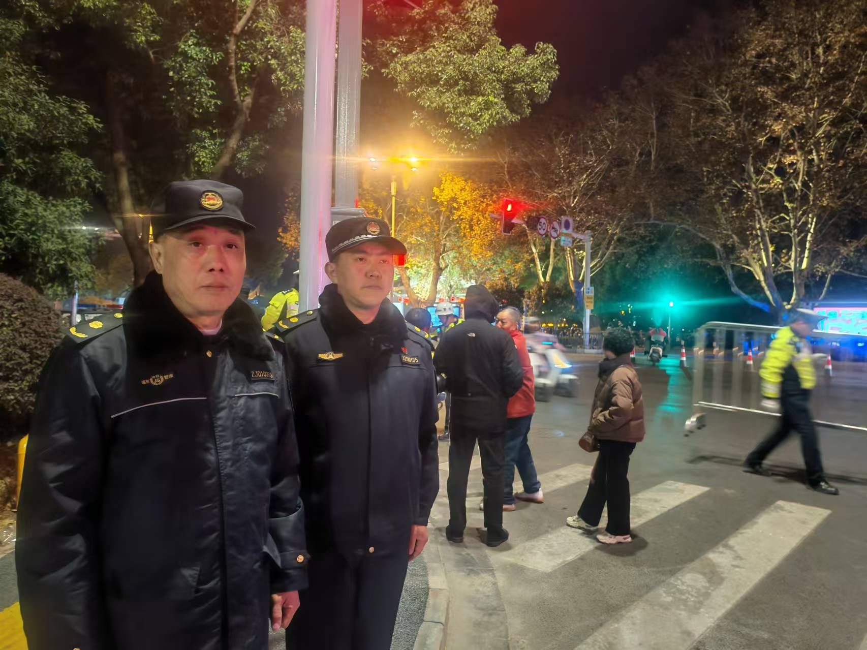 寒风中坚守12小时！金山公园元旦祈福撞钟背后的城管故事，你了解多少？  第2张