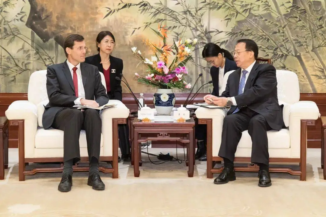 上海为何成为全球物流巨头的首选地？市长龚正揭秘未来物流新布局