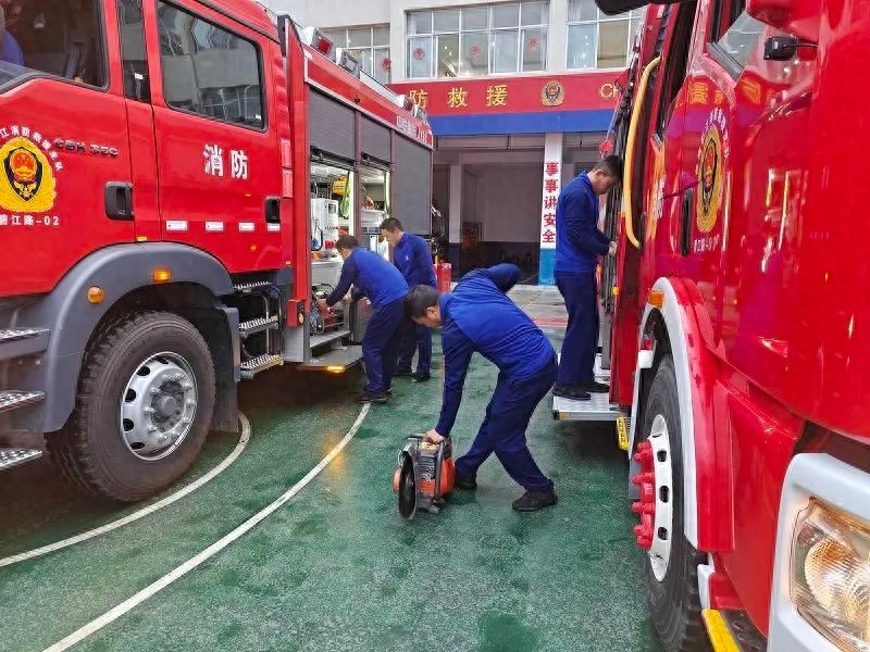 怒江州消防救援支队如何通过装备检查与人才培养，全面提升应急救援能力？  第1张