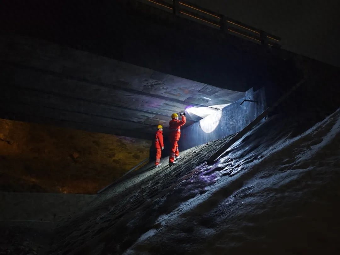 甘肃临泽3.1级地震后，张掖公路事业发展中心如何迅速应对？