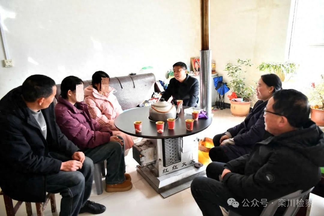 检察长的温暖关怀，如何让这对双胞胎姐妹重获新生？  第1张