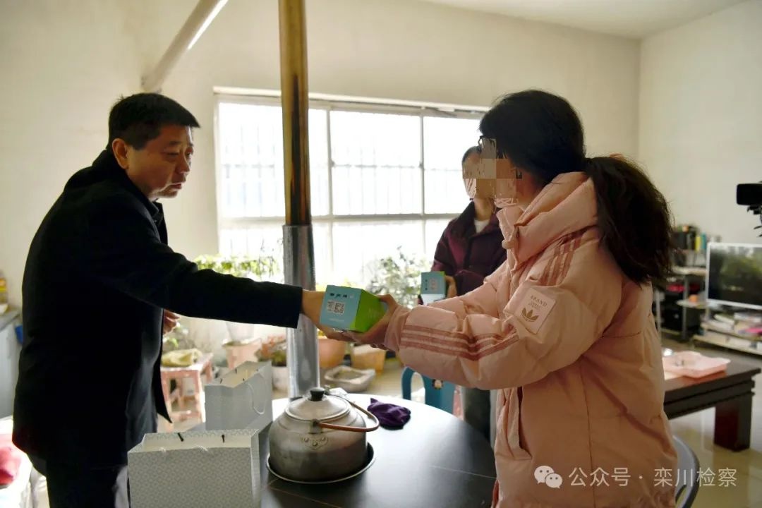 检察长的温暖关怀，如何让这对双胞胎姐妹重获新生？  第2张