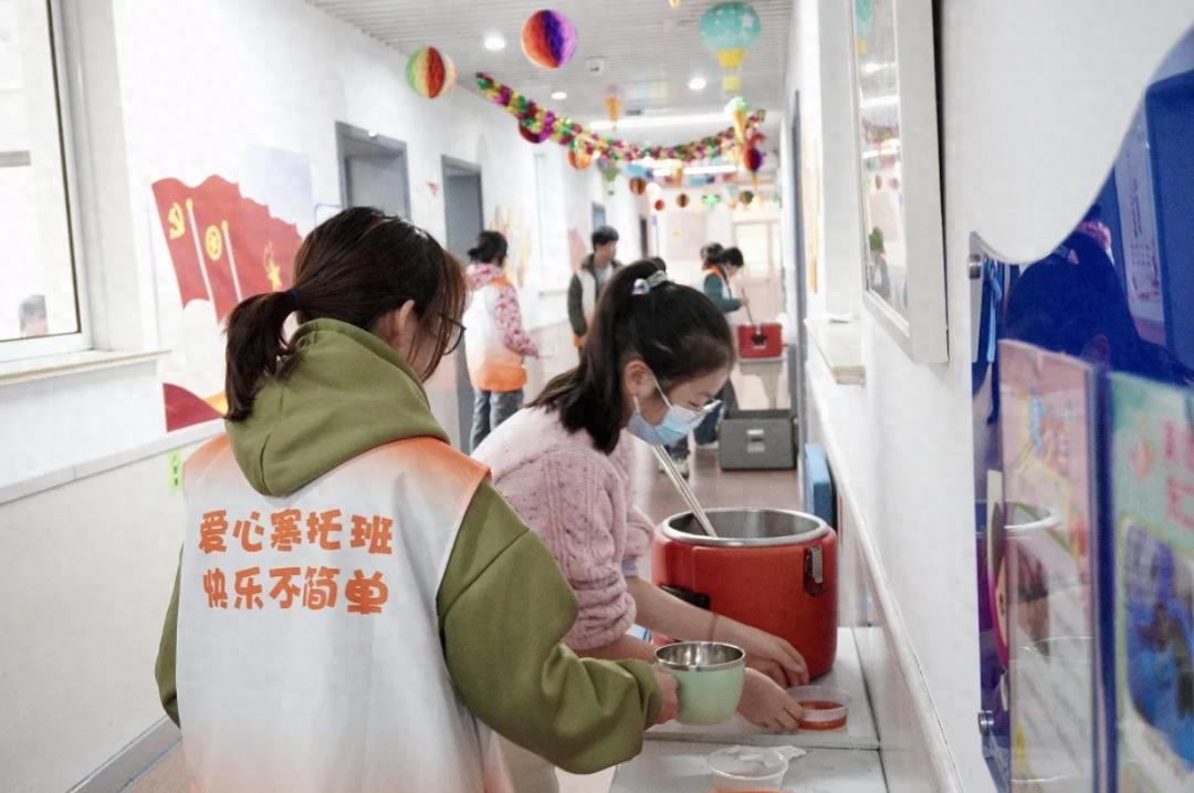 你绝对想不到！这些橙色马甲志愿者如何为徐汇区小学生打造了一个安全又充满趣味的寒假乐园？