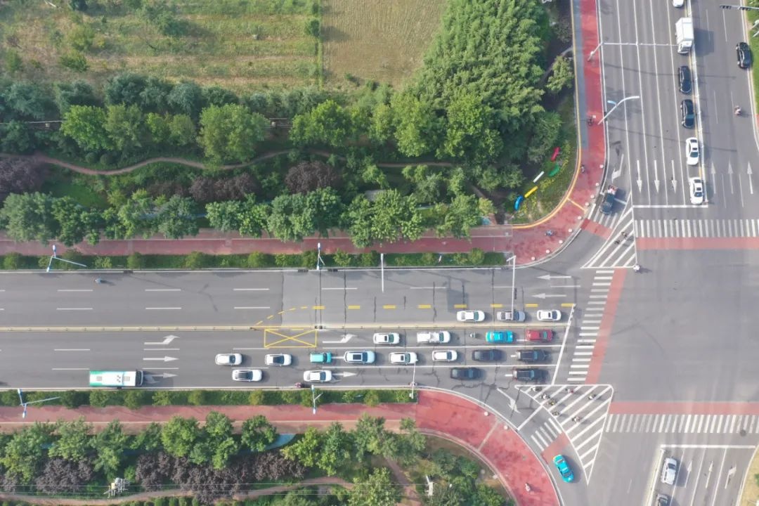 经开区交通效率提升8%！日照公安如何实现9条主干道双向绿波？  第7张