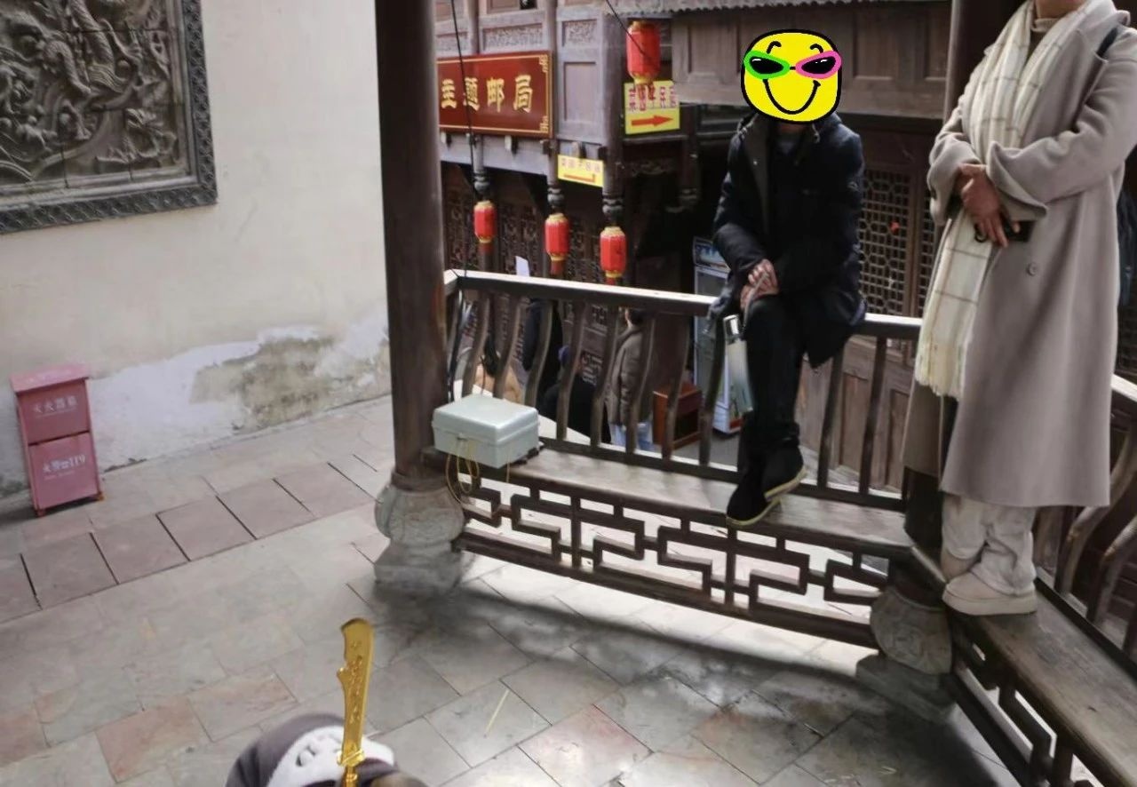 下司古镇春节游人如织，为何仍有游客无视文明游园提示？  第2张