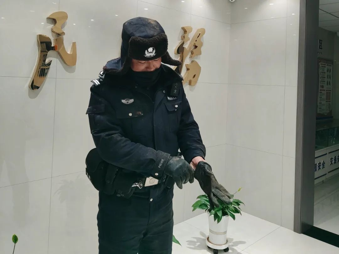 满身灰尘的警察如何成为群众眼中的英雄？揭秘那晚的惊险救援  第2张