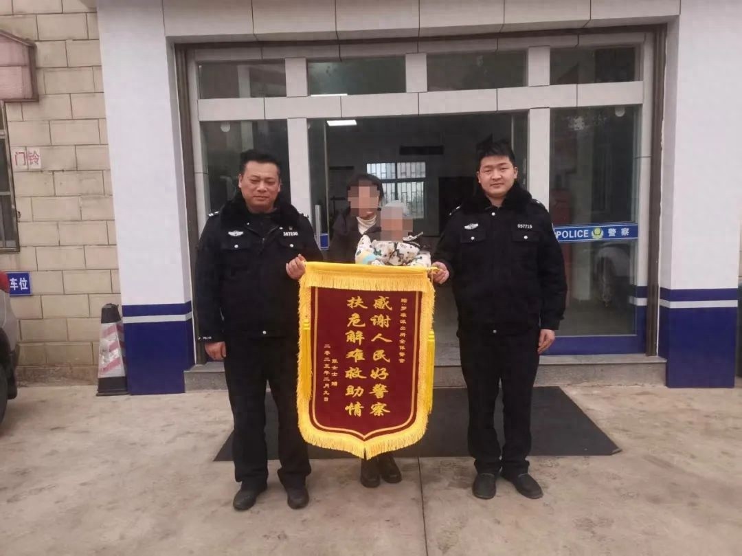 警察叔叔如何用爱心和智慧找回走失的2岁小孩？暖心故事感动千万家长